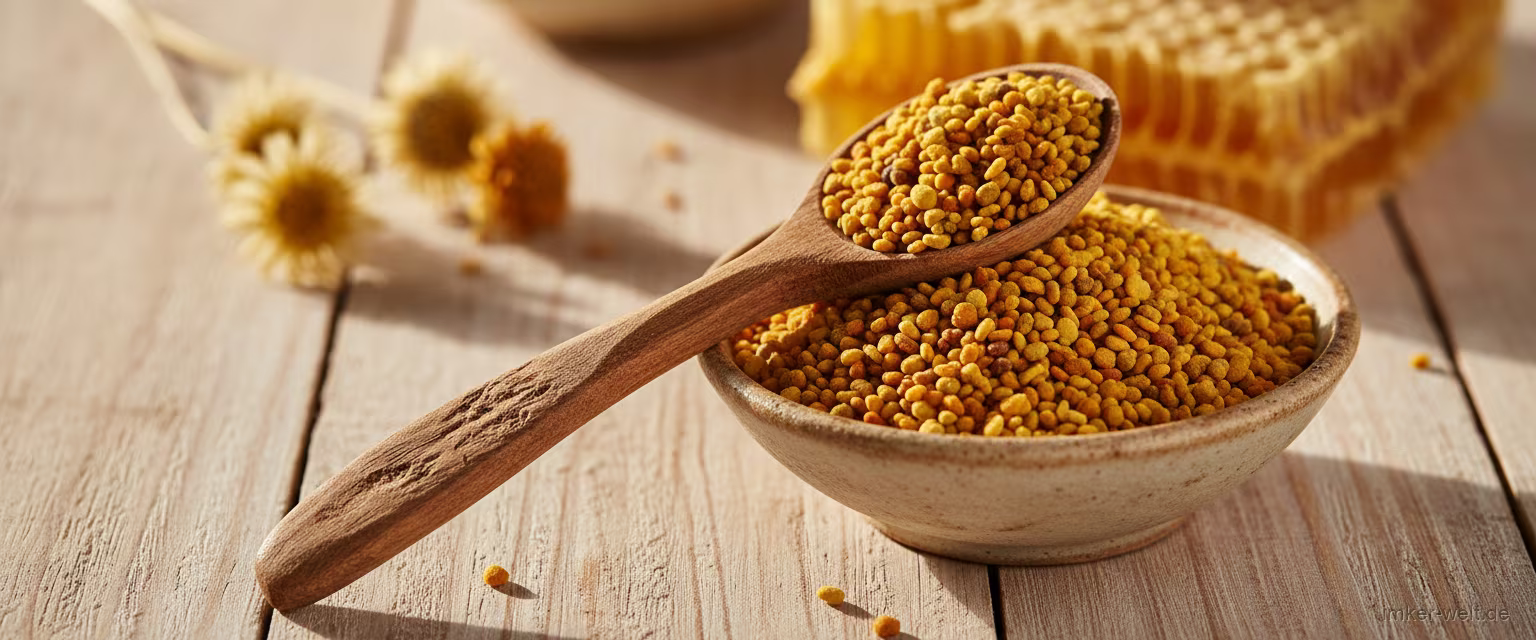 Bunte Blütenpollen-Kügelchen in Gelb, Orange und Braun in einem Holzlöffel und einer Schale auf hellem Holz