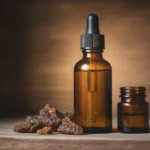 Amber-Tropffläschchen mit Propolis-Tinktur im kühlen, dunklen Schrank, daneben rohes Propolisharz und ein kleines dunkles Glas