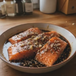 Lachsfilets in dunkler Honig-Soja-Marinade mit Sesam und Ingwer